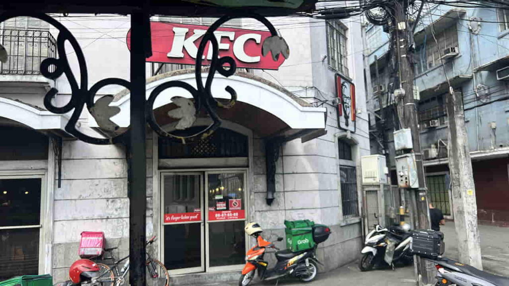 picture of kfc, restaurant in manila cathedral