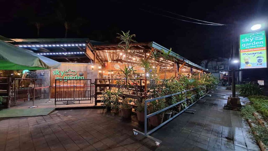 picture of sky garden by the bay restaurant, restaurant in manila bay