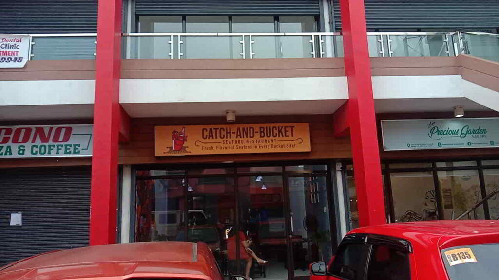 picture of catch and bucket, seafood restaurant in cavite