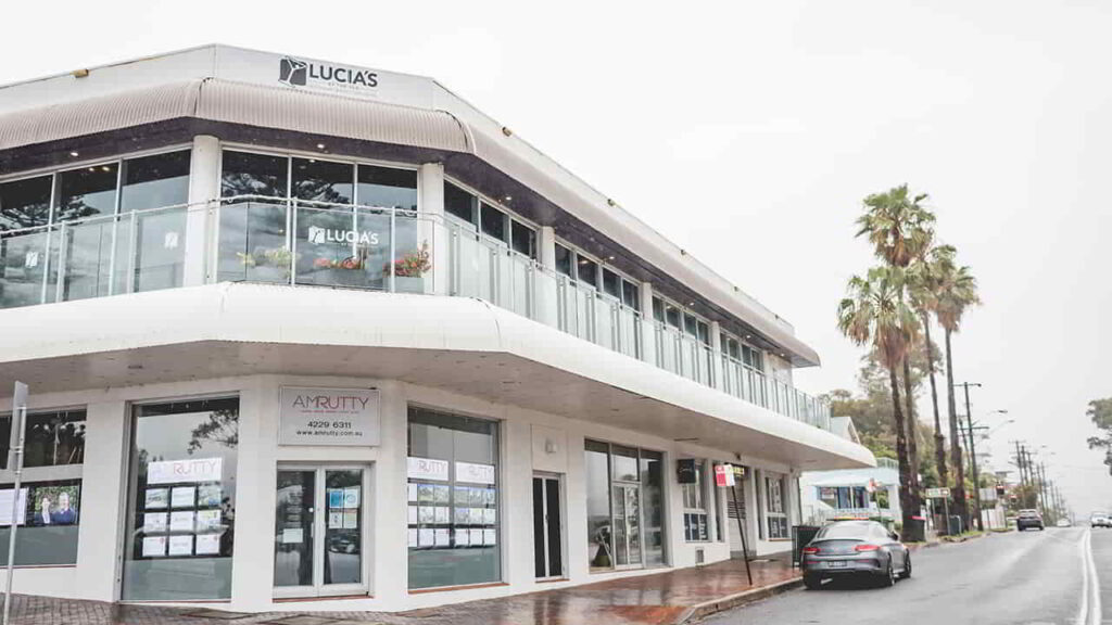 picture of lucia's by the sea, seafood restaurant in wollongong